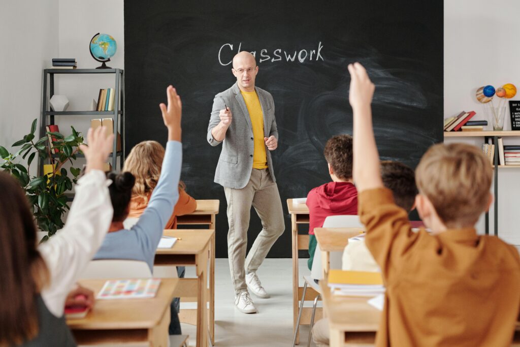 Éducation : “90 % des collèges et lycées publics fonctionnent avec des équipes pédagogiques incomplètes”